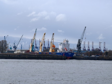Lo zoom 3,5x mette a fuoco la nave al molo.