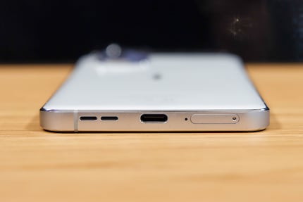 La batteria si ricarica tramite una porta USB-C.