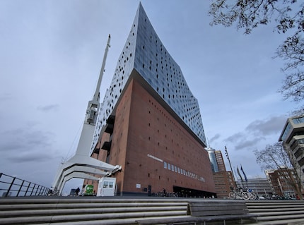 La fotocamera grandangolare riprende l'intera Elbphilharmonie.