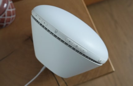 I pulsanti sono piccoli e posizionati in modo scomodo sul bordo della sveglia.