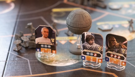 Chewbecca e Luke portano avanti la ribellione, il colonnello Yularen guarda allibito.