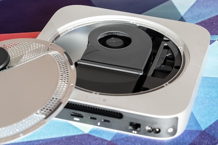 A fan and a lot of air. About half of the Mac Mini’s interior is empty.