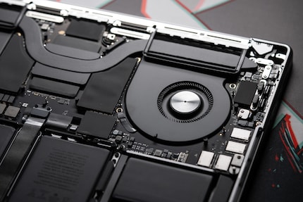 Il MacBook Pro grande si raffredda meglio di quello piccolo. Il dissipatore è leggermente più piccolo rispetto a quello del predecessore.