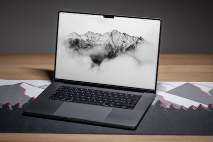Apple punta ancora su un mini display a LED. La fedeltà cromatica è ottima.