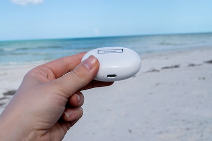 La custodia può essere ricaricata tramite USB-C o in modalità wireless.