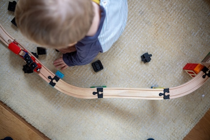 Con i connettori per binari Toy2, le piste Brio possono essere costruite a più livelli.
