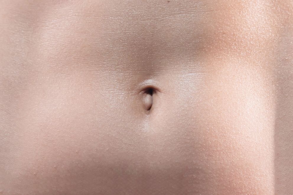 Most people have an «innie»: their belly button curves inwards.