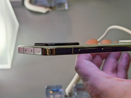 La cornice angolare dello Xiaomi 13.