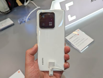Il retro in ceramica dello Xiaomi 13 Pro.