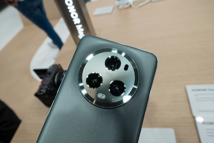 The Honor Magic 5 Pro has three 50-megapixel cameras installed.