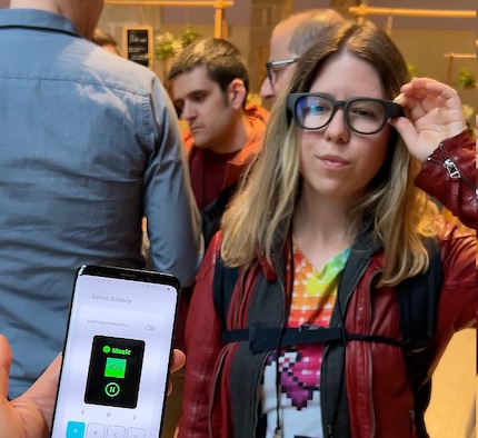 Le app per smartphone possono essere visualizzate direttamente davanti all'occhio tramite la lente.