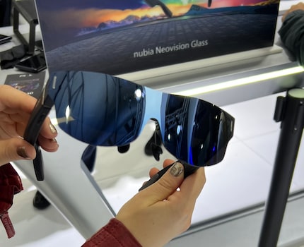 Gli occhiali futuristici mostrano lo schermo dello smartphone.