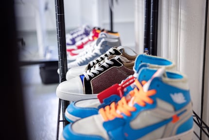 Sullo scaffale posteriore, le scarpe attendono di essere consegnate o ritirate.