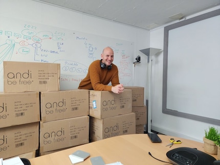 Jonas Wohler in the office in Siebnen.