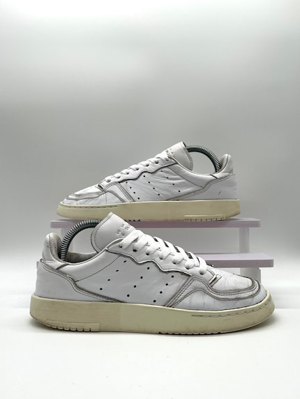 Le mie vecchie Adidas Supercourt dopo il trattamento Sneakky Klean.