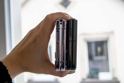 ...e può essere anche chiuso perfettamente. Samsung a sinistra, Oppo a destra.