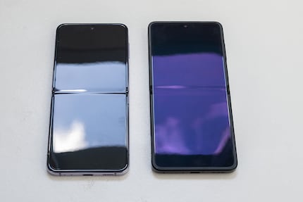  Rispetto al Flip di Samsung (a sinistra), il Flip di Oppo presenta un'ammaccatura meno presente...
