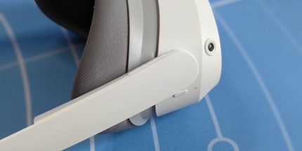 The Pico 4 has three buttons, but no headphone jack.