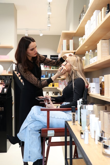 Durante la Masterclass di Anastasia Beverly Hills al Beauty Lab, Florica ha mostrato una «full face of make-up» sulla modella Alessia.