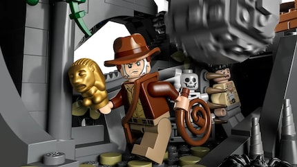 Indiana Jones mette al sicuro la reliquia d'oro.
