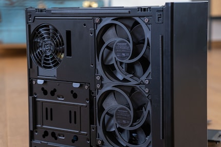 Sul retro, due grandi ventole allontanano il calore.