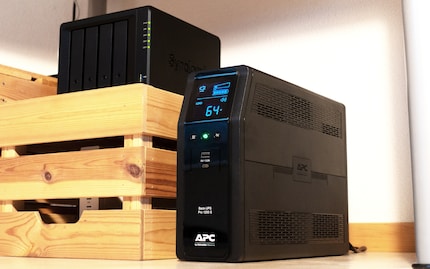In addition to the display, the front offers three buttons and two USB ports.