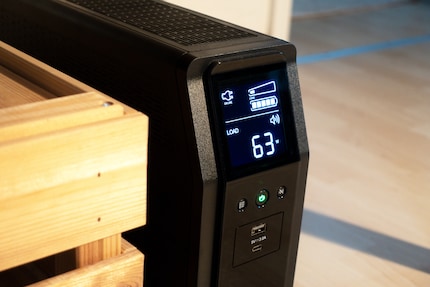 The display provides sufficiently bright and legible information about the current status.