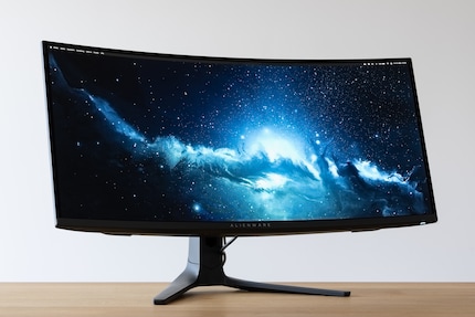 Il monitor Alienware ha un design essenziale che mi piace molto.
