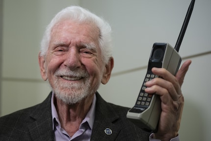 Martin Cooper ha effettuato la prima chiamata con un telefono cellulare.