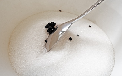 Il modo migliore per mettere la pasta di vaniglia nella ciotola è quello di pulirla dal coltello con il cucchiaio.
