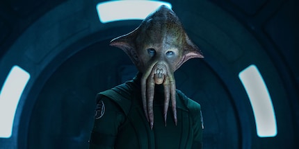 The Quarren captain falls silent at the sight of the Mandalorians.
