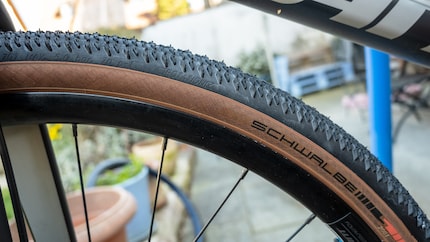 Important detail: be sure to mount the tyre in the correct direction.