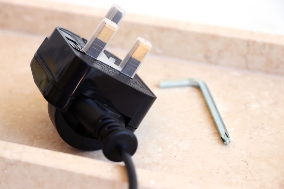 In just a few steps, the plug type G is transformed into a shaped plug.