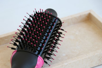 The nylon pin bristles with ball tips untangle your hair. The tufted natural bristles, on the other hand, grip it and add shine to your locks.