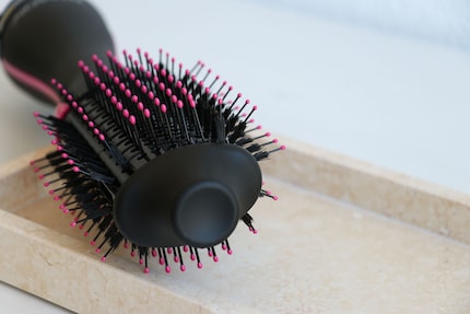 There’s a handle at the tip that makes styling easier.