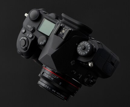 Corpo e funzionamento della nuova Pentax sono identici a quelli della K-3 Mark III originale.