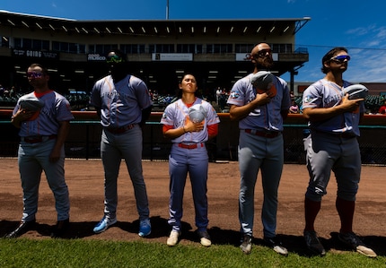 Un giocatore di baseball professionista donna ha successo in una lega professionistica maschile: Al Bello, Stati Uniti