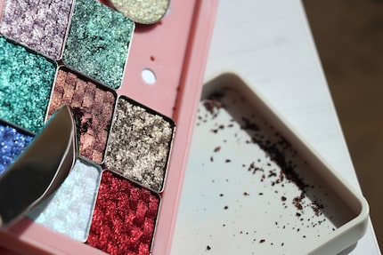 Here I’ve opted for a fancy duochrome eyeshadow. It reflects a different colour depending on the light.