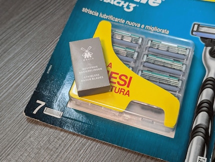 Moderno non vuol dire meglio: la mini confezione di un rasoio di sicurezza rispetto a quella della concorrenza in plastica.