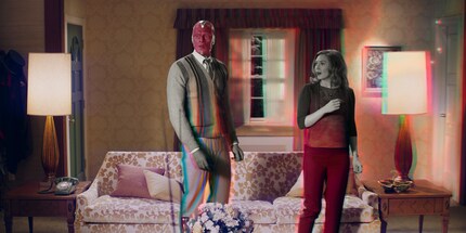 «WandaVision» della Marvel inizialmente vive soprattutto di una domanda: perché siamo in una sitcom?