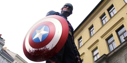 Lo scudo è sporco del sangue di coloro che dovrebbero essere protetti da esso: in «Falcon and the Winter Soldier», l'aspetto politico non sembra forzato perché è una parte importante della trama.