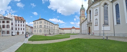 Una panoramica a 180 gradi della Klosterplatz di San Gallo.