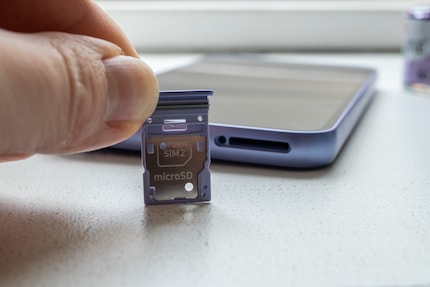 Lo smartphone economico ha due slot per schede SIM.