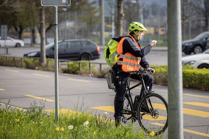 Remo Zemp keeps an eye on the participants during the cycling exercises.