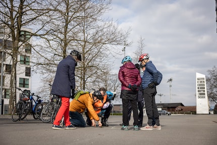 Using chalk to discuss theory and a highlighter to represent the bicycle. Course participants go over how to do a correct left turn.