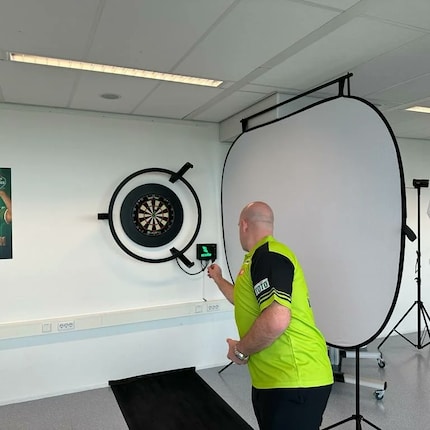 L'ex campione del mondo di freccette Michael van Gerwen lancia.