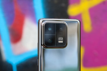 Il grande blocco fotocamere e il riferimento al partner di cooperazione Leica non possono mancare.