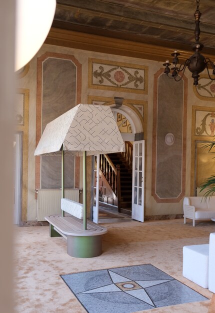All colours play with the «tennis colours»: White and terracotta.