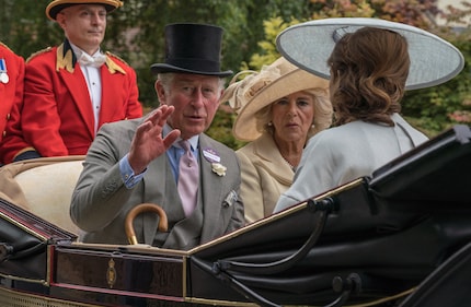 Qui erano ancora Principe e Duchessa e viaggiavano in una carrozza poco spettacolare: Re Carlo e sua moglie, la Regina Consorte Camilla.