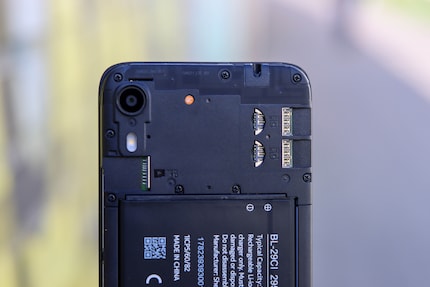 Una volta rimosso il retro, è possibile inserire schede di memoria e SIM.